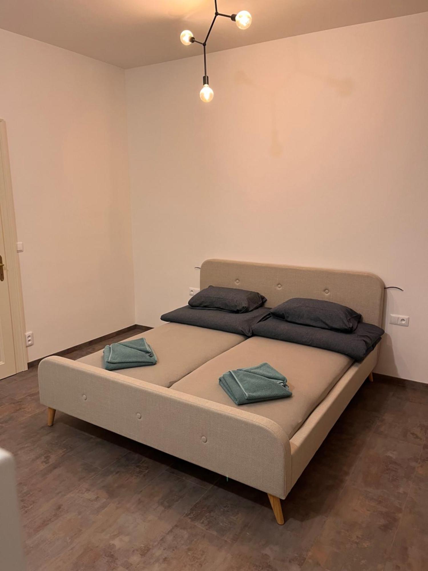Pearl Bee Deluxe Suites Plzen Exterior photo